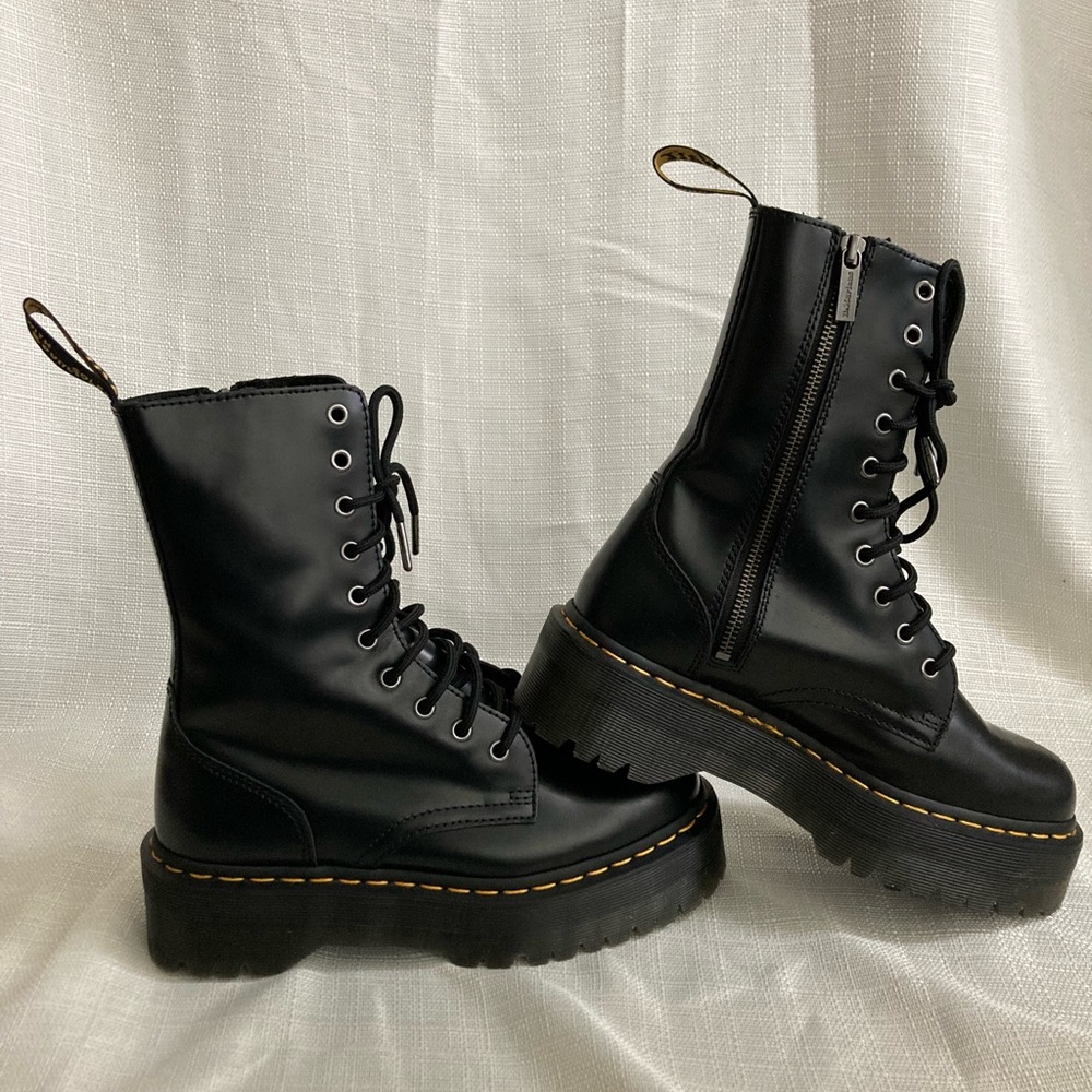 Dr. Marten’s Women’s size 8/Men’s 7 Jadon Hi black unisex platform boots